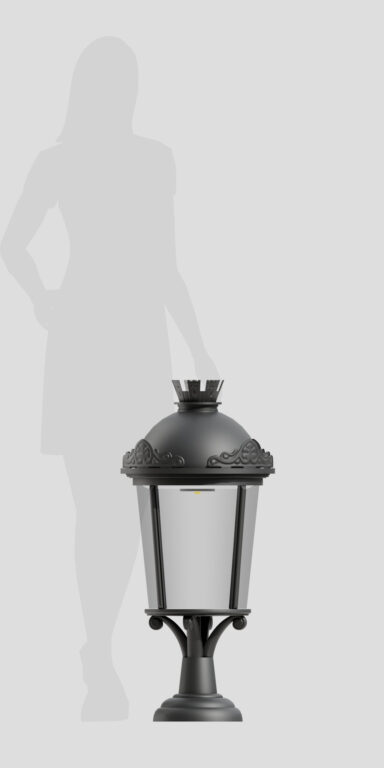 Tuinlantaarn AM7, in retrostijl op een grijze achtergrond, met decoratief dakje en transparante ruiten