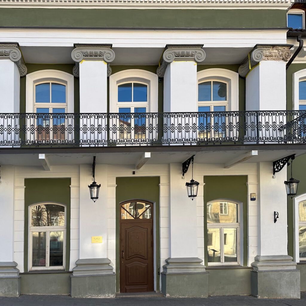 G02 Mars pendelarmaturen op gevel van Litouws gebouw