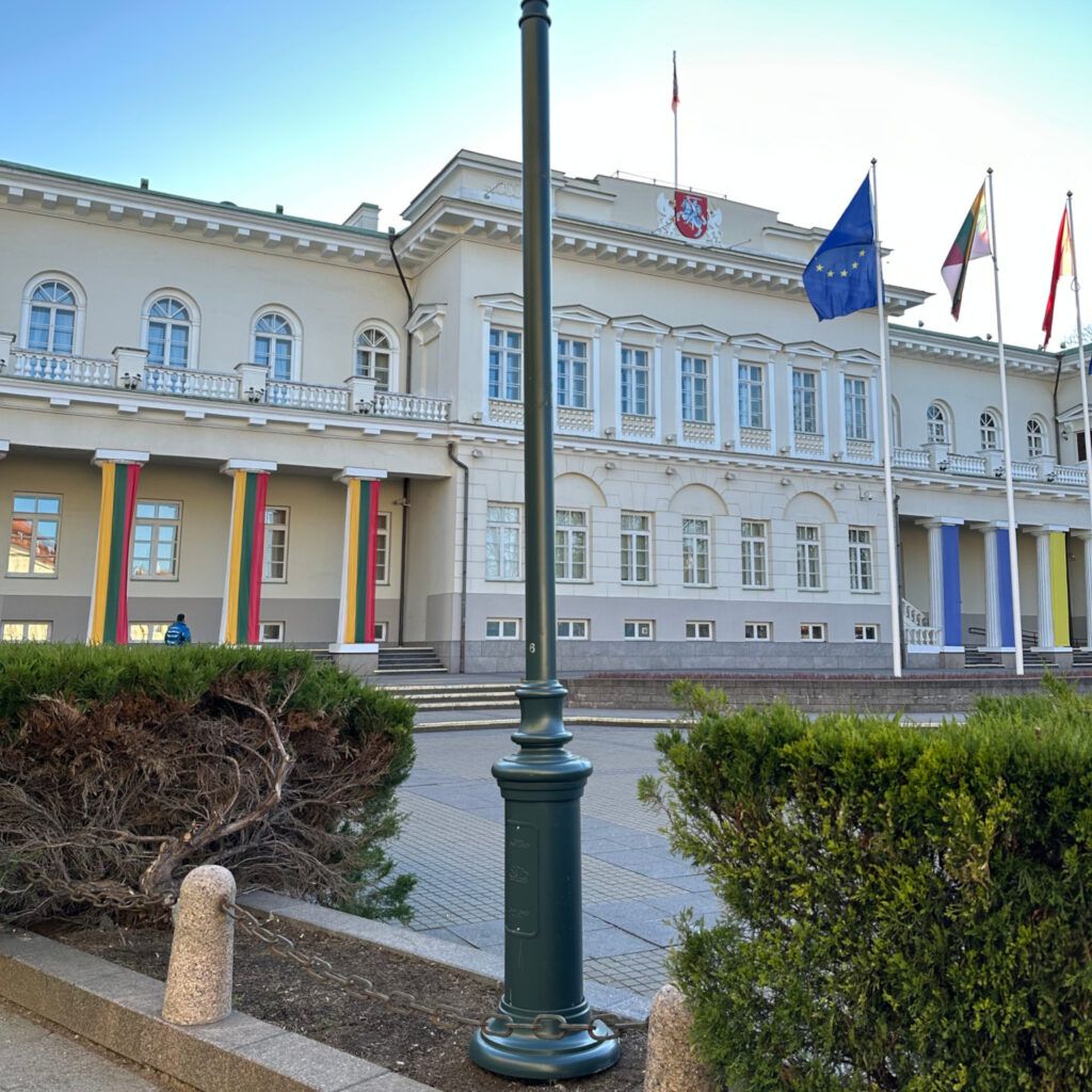 Litouwen, lantaarnpaal, naast een openbaar gebouw